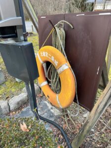 堀に落ちた人を助けるための浮き輪があった