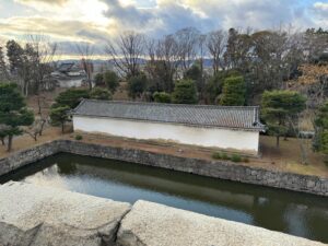 天守跡から見た西南土蔵。重要文化財。武器や食糧を収めていたという