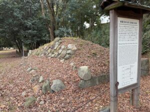 歴史上「二条城」と称された建物は、最大で五つあり、これは織田信長が足利義昭のために築いた御所（烏丸下立売辺）の石垣を移設したもの