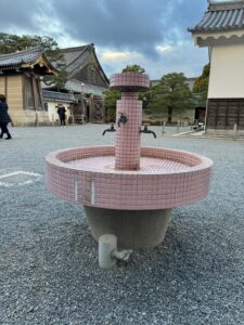 水飲み場。ピンクのタイルが艶っぽい