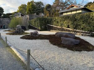 賀茂川や高野川で採集された名石を集めたものを「加茂七石」という。