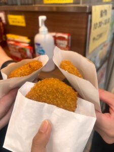 三条会商店街でコロッケで乾杯みたいな（笑）