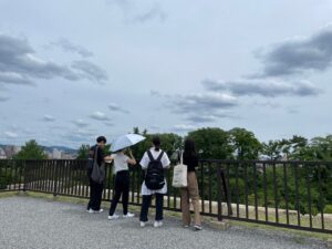 ハードな傾斜の階段を登ると絶景が